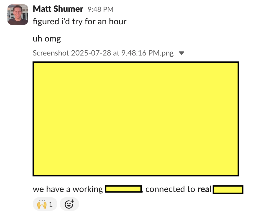 Matt Shumer 在聊天中惊讶于一小时做出可运行成果;所附产品画面和具体名称已用黄色遮挡。